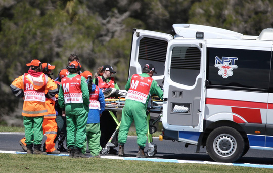 Đội cứu thương nước Úc trong 1 tai nạn xe cộ.