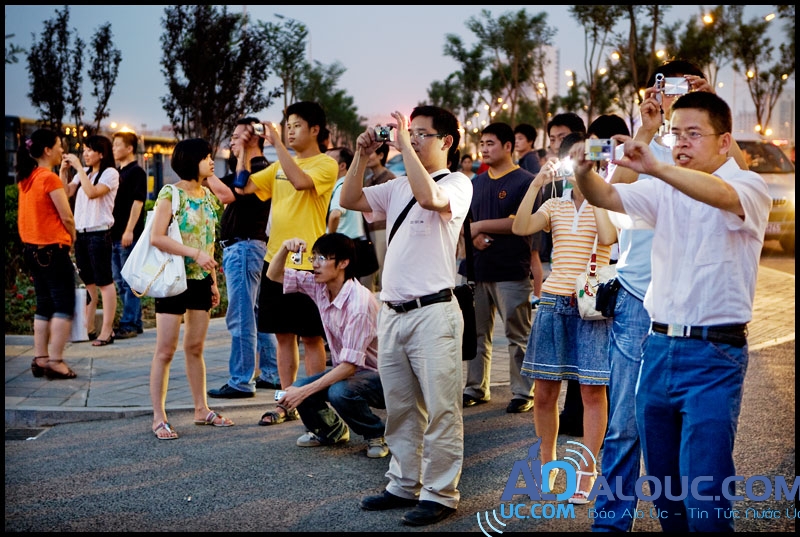 chinese-tourists-taking-pictures