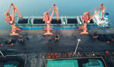 Trung-Úc leo thang căng thẳng: Các thuyền viên “bị nhốt trong nhà tù kim loại” lênh đênh trên biển