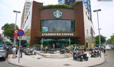 2 tuần sau khi dỡ bỏ bồn hoa và bậc thềm lấn chiếm vỉa hè, quán cafe Starbucks ngã 6 Phù Đổng trông vẫn ổn!