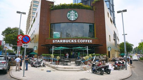 2 tuần sau khi dỡ bỏ bồn hoa và bậc thềm lấn chiếm vỉa hè, quán cafe Starbucks ngã 6 Phù Đổng trông vẫn ổn!