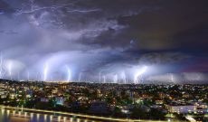 Úc: Bão tấn công Brisbane gây gió mạnh 90km/h và khiến 35000 hộ gia đình bị mất điện