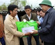 Thủ tướng thăm hỏi người dân vùng lũ Bình Định