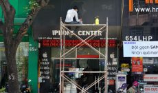 Nhiều cửa hàng điện thoại bắt đầu tháo logo Apple