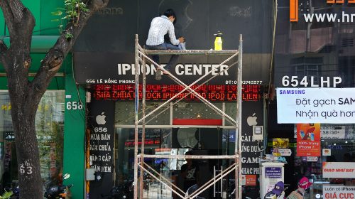 Nhiều cửa hàng điện thoại bắt đầu tháo logo Apple