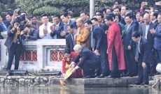 Tổng bí thư, Chủ tịch nước Nguyễn Phú Trọng cùng kiều bào thả cá chép