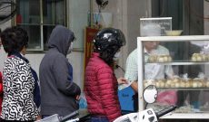 Người Hà Nội xếp hàng dài mua bánh trôi ăn Tết Hàn Thực