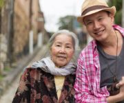 Bà ngoại người Việt được cả nước Úc thích vì: “Cháu cứ yêu đi, trai – gái gì cũng được”