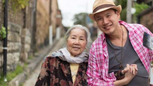 Bà ngoại người Việt được cả nước Úc thích vì: “Cháu cứ yêu đi, trai – gái gì cũng được”