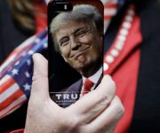 Tổng thống Trump gây bất ngờ khi muốn liên lạc với các nhà lãnh đạo khác bằng điện thoại di động cá nhân