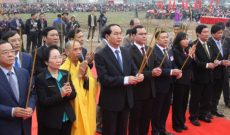 Hà Nam: Chủ tịch nước lái máy cày trong lễ hội Tịch điền Đọi Sơn 2017