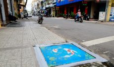 Nhìn những bức tranh trên nắp cống ở Sài Gòn đẹp như thế này, không ai nỡ xả rác nữa!