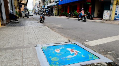 Nhìn những bức tranh trên nắp cống ở Sài Gòn đẹp như thế này, không ai nỡ xả rác nữa!