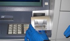 Cảnh giác với “skimming”, thủ đoạn cướp tiền tại ATM đang nở rộ ở Úc