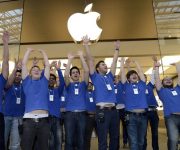 Apple trở thành công ty lớn nhất trên sàn chứng khoán, sắp cán mốc 1.000 tỷ đôla