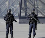 Pháp vừa phá vỡ một vụ tấn công khủng bố ngay trung tâm Paris.