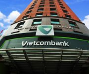 Cùng bị khách kêu “bỗng dưng mất tiền”, tại sao Vietcombank lại không “hoàn tiền cho khách trước, điều tra sau” như Sacombank từng làm?