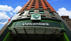 Cùng bị khách kêu “bỗng dưng mất tiền”, tại sao Vietcombank lại không “hoàn tiền cho khách trước, điều tra sau” như Sacombank từng làm?