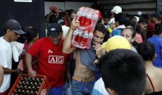 Đập phá, cướp bóc ở Venezuela vì cạn kiệt nguồn tiền