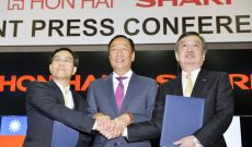 “Quần hùng tranh bá”: Foxconn sẵn sàng trả 27 tỷ USD tranh giành mảng chip nhớ của Toshiba