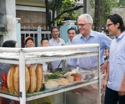 Xem Thủ tướng Úc thưởng thức ‘Bánh mì vỉa hè’ ở Đà Nẵng
