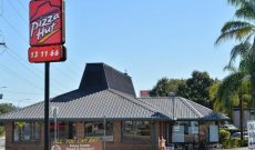 Úc: Thương hiệu Pizza Hut phải hoàn trả 20.000 đô vì trả lương thiếu cho nhân viên