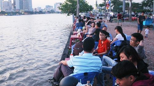 Quán cà phê máy lạnh, bờ sông Sài Gòn hốt bạc nhờ nắng nóng