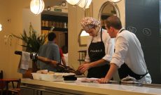 Úc: 60% lao động trong ngành nhà hàng bị trả lương tối thiểu