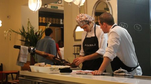 Úc: 60% lao động trong ngành nhà hàng bị trả lương tối thiểu