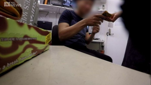 Khám phá chuyện nhân viên của 7-Eleven bị buộc trả lại một phần tiền lương