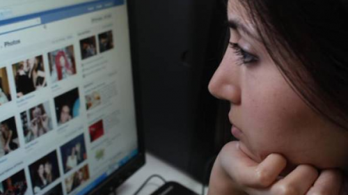 Việt Nam làm việc với Facebook để gỡ các trang mạo danh lãnh đạo