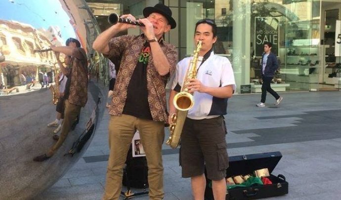 Màn biểu diễn nhạc cách mạng giữa đường phố Australia