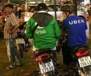 GrabBike vs UberMoto: Cuộc chiến từ cú chạm smartphone tới chiếc yên xe và từng ngã tư đường phố