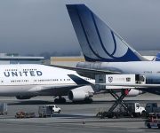 United Airlines mất hơn nửa lợi nhuận