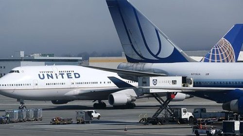 United Airlines mất hơn nửa lợi nhuận