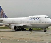 Hứng bão dư luận trên toàn cầu, cổ phiếu United Airlines lao dốc mạnh